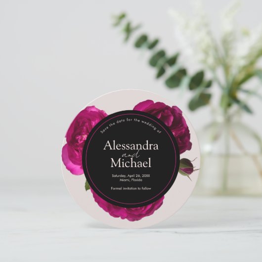 ダークピンクのバラのロマンチックな日付の結婚保存 招待状 (スタンド正面)