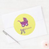 ダークピンクのベビーカーのベビーガールシャワーをパーソナライズ ラウンドシール (封筒)