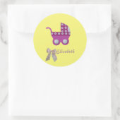 ダークピンクのベビーカーのベビーガールシャワーをパーソナライズ ラウンドシール (バッグ)