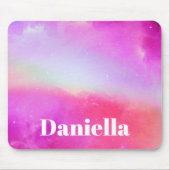 ダークピンクのホログラフィックスカイと名前をカスタムする マウスパッド (正面)