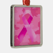 ダークピンクカモフラージピンクリボン日付オーナメント メタルオーナメント (右)