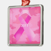 ダークピンクカモフラージピンクリボン日付オーナメント メタルオーナメント (左)