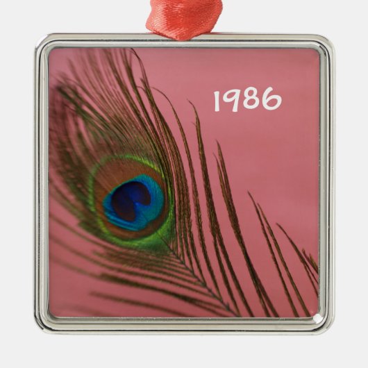 ダークピンクピーコックフェザースティルライフ メタルオーナメント (正面)