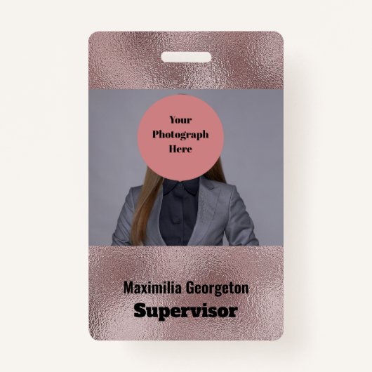 ダークフェイクピンクのメタリックIDバッジ バッジ (正面)