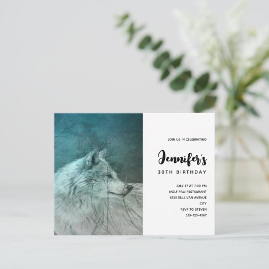 ダークフォレストの美しいグレーウルフ誕生日 インビテーションポストカード (スタンド正面)