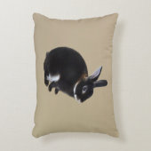 ダークブラウンとホワイトミニレックスウサギ アクセントクッション (正面(垂直))