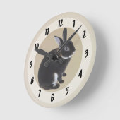 ダークブラウンとホワイトミニレックスウサギ ラウンド壁時計 (傾斜)
