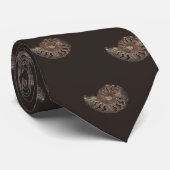 ダークブラウンのネックタイにタイル張りのアンモナイト化石写真 ネクタイ (ロール)