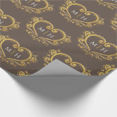 ダークブラウンのハートモノグラム結婚金ゴールド ラッピングペーパー (角)
