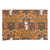 ダークブラウンの秋のリス 枕カバー (正面右)