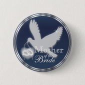 ダークブルーに結婚のリングや輪を持つホワイト鳩 缶バッジ (正面)