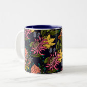 ダークブルーのイエローアスターの花の黒板ツートーン ツートーンマグカップ (正面左)