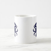 ダークブルーのカニのモノグラム コーヒーマグカップ (中央)