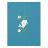 ダークブルーのデイジーの間に座る白うさぎ テーブルクロス (正面)