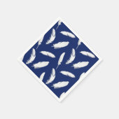 ダークブルーのホワイトフェザープリント/ネイビー スタンダードカクテルナプキン (角)