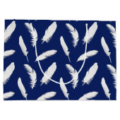 ダークブルーのホワイトフェザープリント ラージペーパーバッグ (裏面)