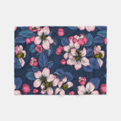 ダークブルーのリンゴの花 フリースブランケット (正面(横))