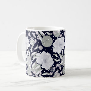 ダークブルーの上に白い牡丹の花。 コーヒーマグカップ