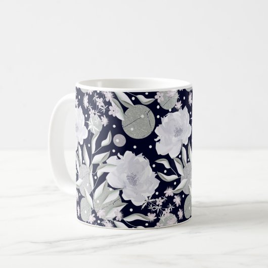 ダークブルーの上に白い牡丹の花。 コーヒーマグカップ (正面左)