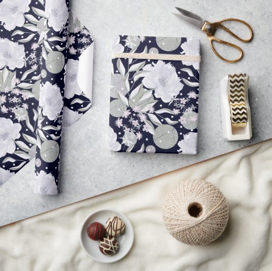 ダークブルーの上に白い牡丹の花。 ラッピングペーパー (クラフト)