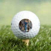 ダークブルーの丸い首Tシャツを着た女性 ゴルフボール (インサイチュ 木)