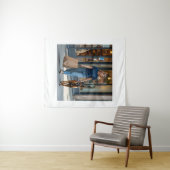 ダークブルーの丸い首Tシャツを着た女性 タペストリー (インサイチュ(横))