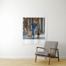 ダークブルーの丸い首Tシャツを着た女性 タペストリー