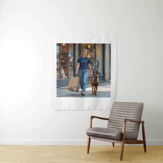 ダークブルーの丸い首Tシャツを着た女性 タペストリー (インサイチュ)