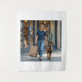 ダークブルーの丸い首Tシャツを着た女性 タペストリー (正面)