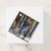 ダークブルーの丸い首Tシャツを着た女性 フェイバータグ (インサイチュ)