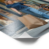 ダークブルーの丸い首Tシャツを着た女性 フォトプリント            (角)