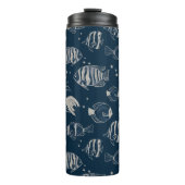 ダークブルーの水にかわいい魚のスケッチ タンブラー (正面)