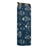 ダークブルーの水にかわいい魚のスケッチ タンブラー (回転右)