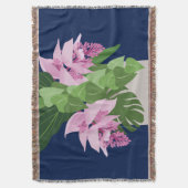 ダークブルーの熱帯メディニラピンクの花 スローブランケット (正面縦)
