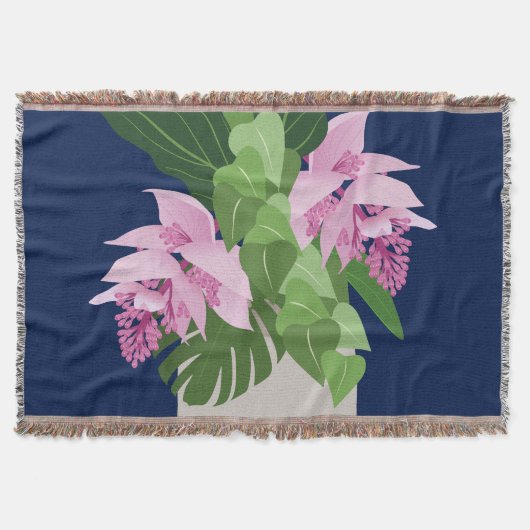 ダークブルーの熱帯メディニラピンクの花 スローブランケット (正面)