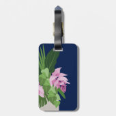 ダークブルーの熱帯メディニラピンクの花 ラゲッジタグ (裏面縦)