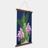 ダークブルーの熱帯メディニラピンクの花 吊り下げ型タペストリー (傾斜あり)