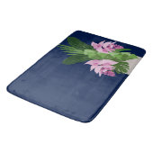 ダークブルーの熱帯メディニラピンク花瓶 バスマット (アングル)
