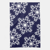 ダークブルーの白いスノーフレーク キッチンタオル (縦)