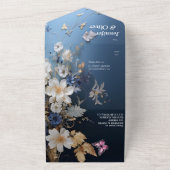 ダークブルーの白とライトブルーのシルキー色の花 オールインワン招待状 (外側)