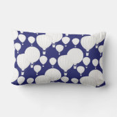 ダークブルーの空に浮かぶ白い熱気球L ランバークッション (裏面)