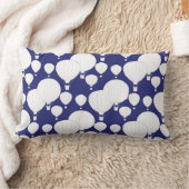 ダークブルーの空に浮かぶ白い熱気球L ランバークッション (ブランケット)