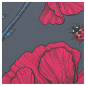 ダークブルーの赤いケシとラディバグ ファブリック (クローズアップ)