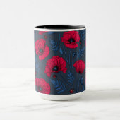 ダークブルーの赤いケシとラディバグ マグカップ (中央)