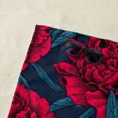 ダークブルーの赤い牡丹の庭 ビーチタオル (インサイチュ)