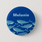 ダークブルーを泳ぐクジラのパーソナライズされた莢 缶バッジ (正面)