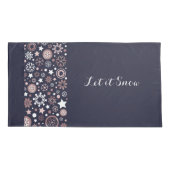 ダークブルーエレガントの光沢のあるピンクのメタリック雪の結晶 枕カバー (裏面)