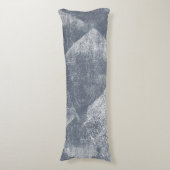 ダークブルーグレーのジオメトミニマルリックインクテクスチャ ボディピロー (正面縦)