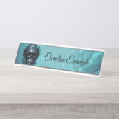 ダークブルースカルとバラ。 デスクネームプレート (正面)