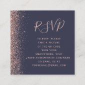 ダークブルーバラ金ゴールド結婚グリッターのQRコードRSVP エンクロージャーカード (正面)